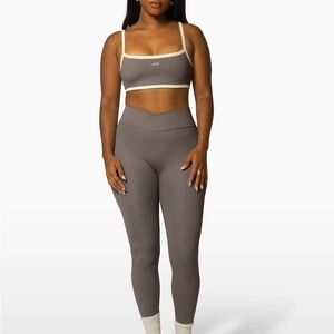 437 V Leggings and Micro Bra Set in Clay
